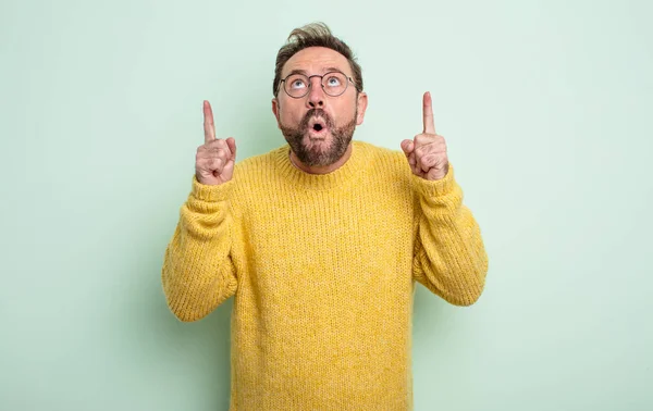 Hombre Guapo Mediana Edad Sintiéndose Asombrado Con Boca Abierta Apuntando — Foto de Stock