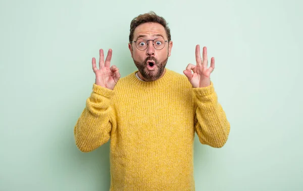 Hombre Guapo Mediana Edad Siente Sorprendido Sorprendido Sorprendido Mostrando Aprobación — Foto de Stock