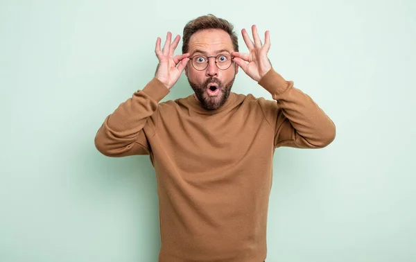 Uomo Mezza Età Bello Sentirsi Scioccato Stupito Sorpreso Tenendo Gli — Foto Stock