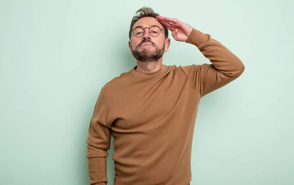 Homem Bonito Meia Idade Cumprimentando Câmera Com Uma Saudação Militar — Fotografia de Stock