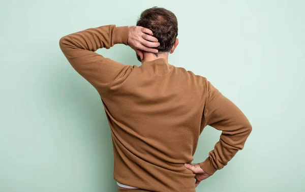 Homem Bonito Meia Idade Sentindo Sem Noção Confuso Pensando Uma — Fotografia de Stock