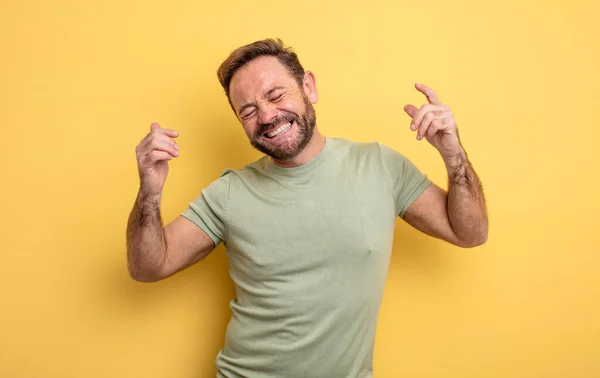Hombre Guapo Mediana Edad Sonriendo Sintiéndose Despreocupado Relajado Feliz Bailando —  Fotos de Stock