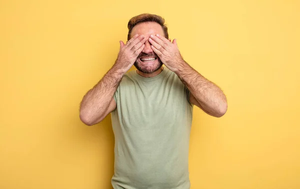 Middelbare Leeftijd Knappe Man Glimlachend Zich Gelukkig Voelen Ogen Bedekken — Stockfoto