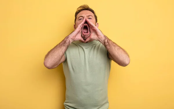 Hombre Guapo Mediana Edad Sentirse Feliz Emocionado Positivo Dando Gran —  Fotos de Stock