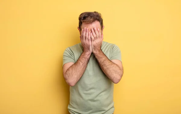 Pohledný Muž Středního Věku Cítí Smutný Frustrovaný Nervózní Deprimovaný Zakrývá — Stock fotografie