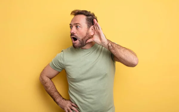 Hombre Guapo Mediana Edad Sonriendo Mirando Curiosamente Lado Tratando Escuchar —  Fotos de Stock