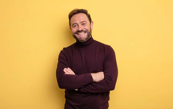 Homem Bonito Meia Idade Olhando Como Feliz Orgulhoso Satisfeito Realizador — Fotografia de Stock