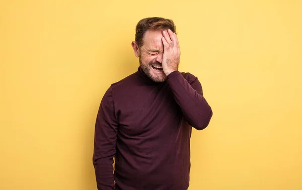 Hombre Guapo Mediana Edad Riendo Golpeando Frente Como Diciendo Doh — Foto de Stock