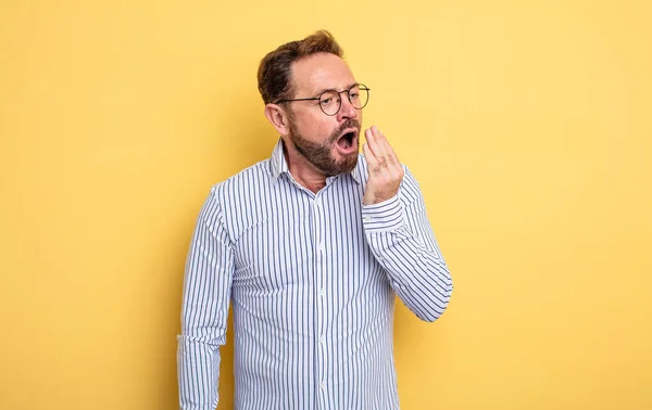 Hombre Guapo Mediana Edad Bostezando Perezosamente Temprano Mañana Despertando Buscando — Foto de Stock