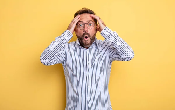 Medelålders Stilig Man Känner Sig Förskräckt Och Chockad Höjer Händerna — Stockfoto