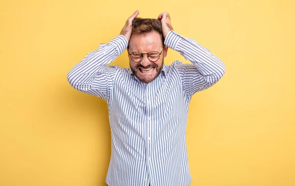 Medelålders Stilig Man Som Känner Sig Stressad Och Frustrerad Lyfter — Stockfoto