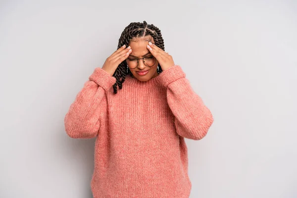 Svart Afro Kvinna Ser Stressad Och Frustrerad Arbetar Press Med — Stockfoto