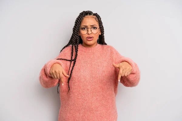 Zwart Afro Vrouw Met Open Mond Wijzen Naar Beneden Met — Stockfoto