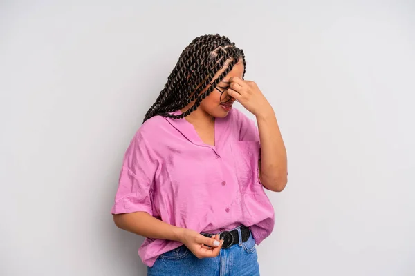 Negra Afro Mulher Sentindo Estressado Infeliz Frustrado Tocando Testa Sofrendo — Fotografia de Stock
