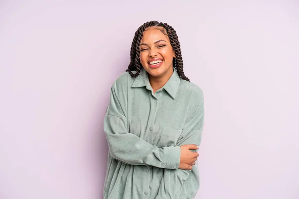 Zwart Afro Vrouw Lachen Verlegen Vrolijk Met Een Vriendelijke Positieve — Stockfoto