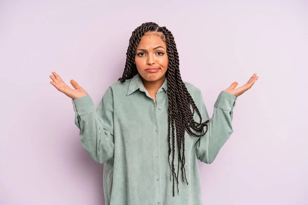 Zwart Afro Vrouw Gevoel Verward Verward Twijfelen Wegen Het Kiezen — Stockfoto