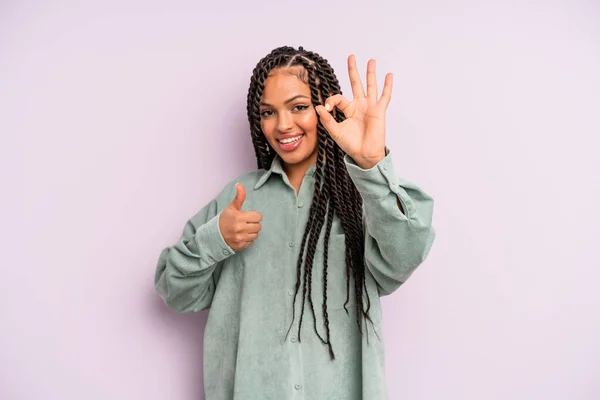 Zwart Afro Vrouw Gevoel Gelukkig Verbaasd Tevreden Verrast Tonen Oke — Stockfoto