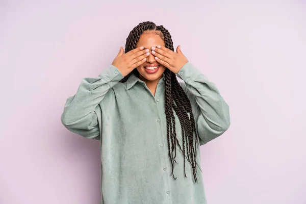 Schwarze Afro Frau Lächelt Und Fühlt Sich Glücklich Bedeckt Augen — Stockfoto