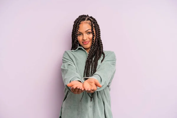 Zwart Afro Vrouw Glimlachend Vrolijk Met Vriendelijke Zelfverzekerde Positieve Blik — Stockfoto