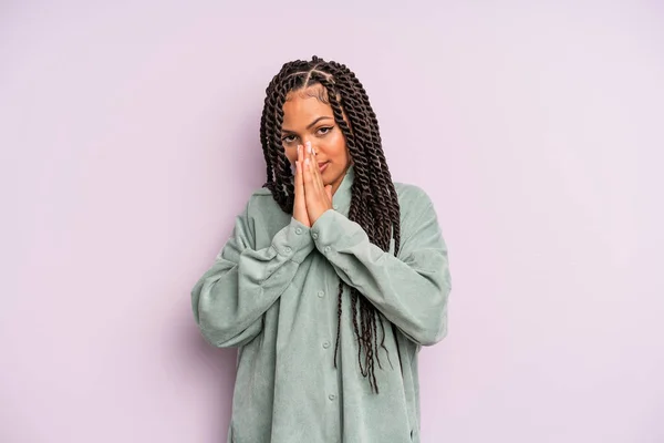 Чорна Афро Жінка Відчуває Стурбованість Надію Релігійність Молячись Вірно Натиснутими — стокове фото