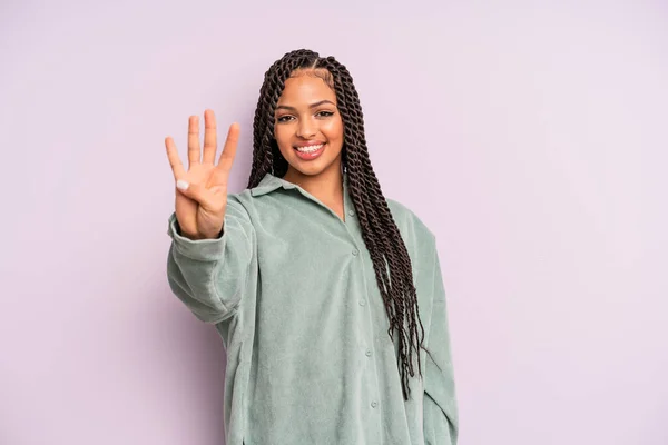 Zwart Afro Vrouw Glimlachend Zoek Vriendelijk Tonen Nummer Vier Vierde — Stockfoto