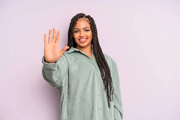 Zwart Afro Vrouw Glimlachend Vriendelijk Uitzien Tonen Nummer Vijf Vijfde — Stockfoto