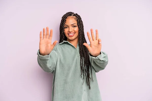 Černá Afro Žena Usmívá Vypadá Přátelsky Ukazuje Číslo Devět Nebo — Stock fotografie