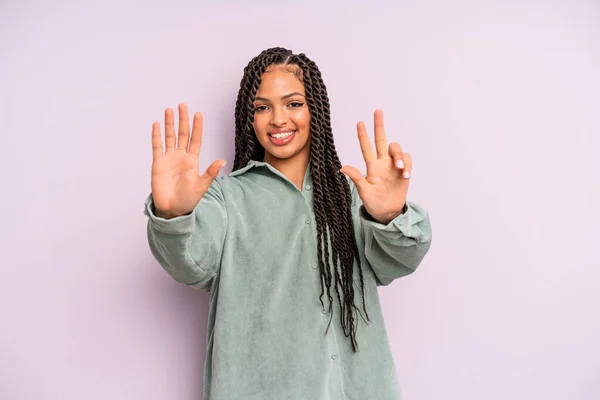 Чорна Афро Жінка Посміхається Виглядає Доброзичливо Показуючи Номер Вісім Або — стокове фото