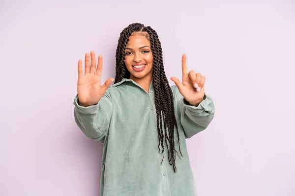 Černá Afro Žena Usmívá Vypadá Přátelsky Ukazuje Číslo Sedm Nebo — Stock fotografie