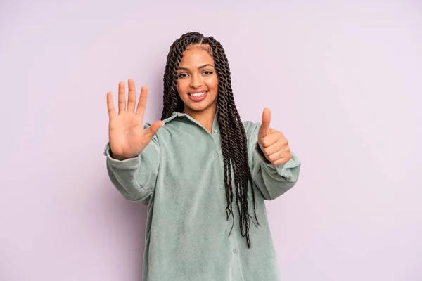 Siyah Afro Kadın Gülümsüyor Arkadaş Canlısı Görünüyor Numarayı Gösteriyor Elleri — Stok fotoğraf