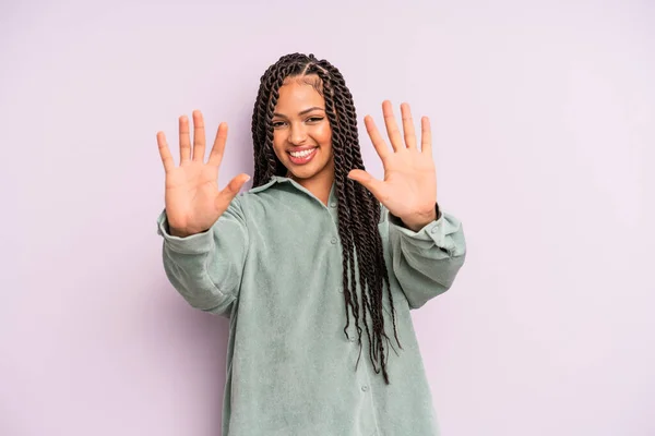 Černá Afro Žena Usmívá Vypadá Přátelsky Ukazuje Číslo Deset Nebo — Stock fotografie