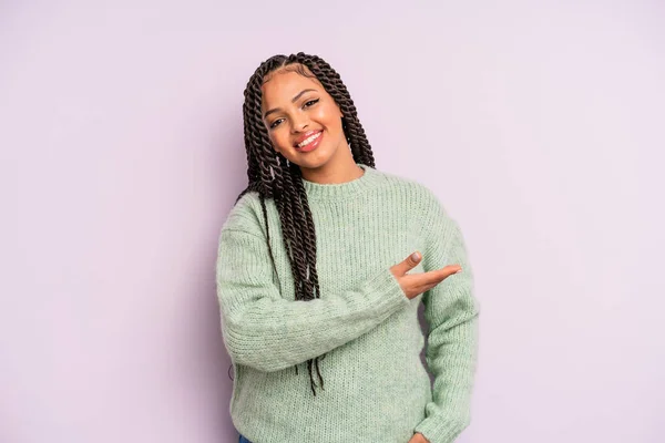 Zwart Afro Vrouw Glimlachen Vrolijk Zich Gelukkig Voelen Tonen Een — Stockfoto