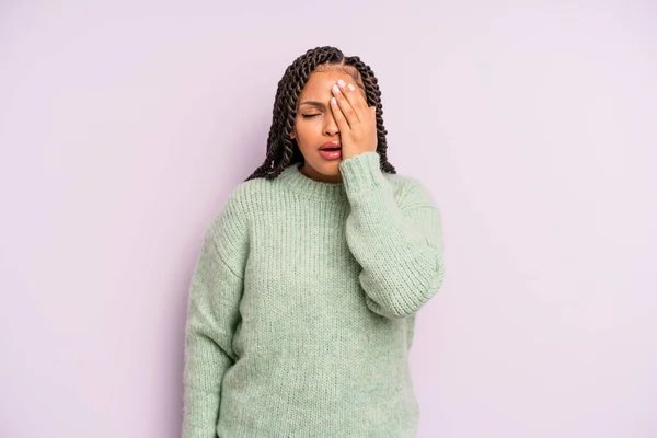 Zwart Afro Vrouw Zoek Slaperig Verveeld Gapen Met Een Hoofdpijn — Stockfoto