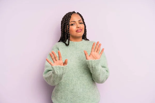 Zwart Afro Vrouw Die Nerveus Angstig Bezorgd Kijkt Zegt Niet — Stockfoto