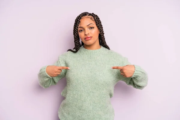 Zwart Afro Vrouw Zoek Trots Positief Casual Wijzen Naar Borst — Stockfoto