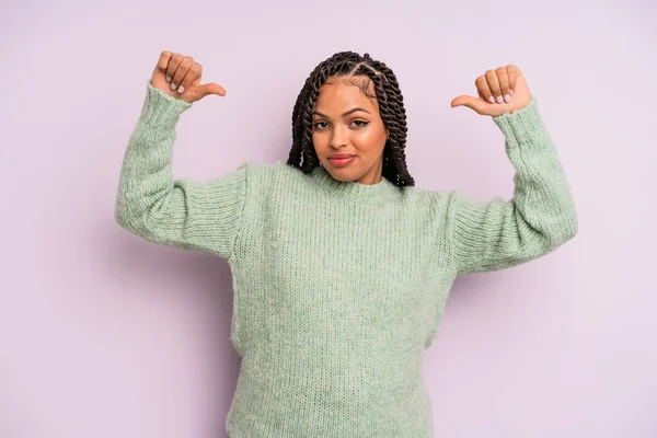 Zwarte Afro Vrouw Die Zich Trots Arrogant Zelfverzekerd Voelt Tevreden — Stockfoto