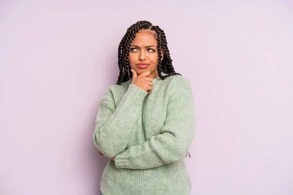 Negro Afro Mujer Pensando Sintiéndose Dudoso Confundido Con Diferentes Opciones —  Fotos de Stock