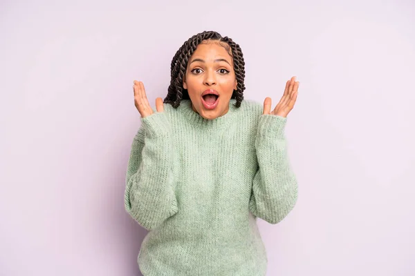 Negro Afro Mujer Sintiéndose Sorprendido Emocionado Riendo Sorprendido Feliz Debido —  Fotos de Stock