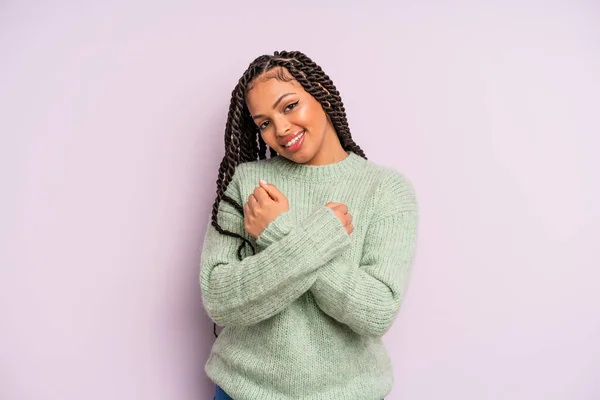 Zwart Afro Vrouw Glimlachen Vrolijk Vieren Met Vuisten Gebald Armen — Stockfoto