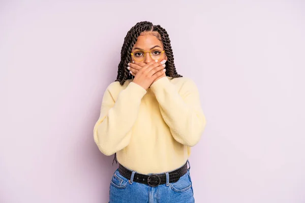 Negro Afro Mujer Cubriendo Boca Con Las Manos Con Una —  Fotos de Stock