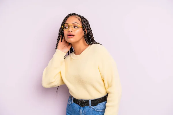 Negra Afro Mulher Olhando Sério Curioso Ouvindo Tentando Ouvir Uma — Fotografia de Stock