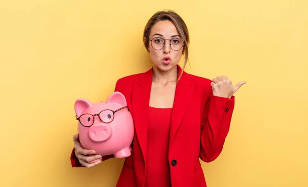 Businesswoman Looking Astonished Disbelief Piggy Bank Concept — стоковое фото