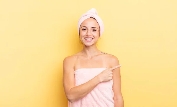 Pretty Woman Smiling Cheerfully Feeling Happy Pointing Side Shower Beauty — Stock Photo, Image