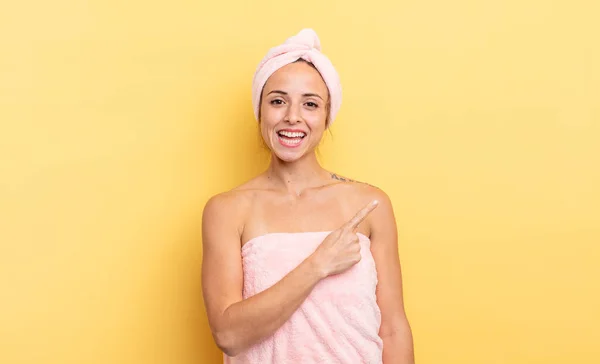 Pretty Woman Looking Excited Surprised Pointing Side Shower Beauty Concept — Stock Photo, Image