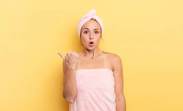 Pretty Woman Looking Astonished Disbelief Shower Beauty Concept — Stock Photo, Image