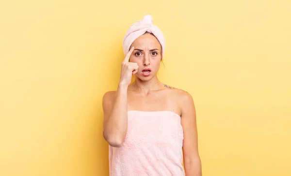 Pretty Woman Looking Surprised Realizing New Thought Idea Concept Shower — Stockfoto