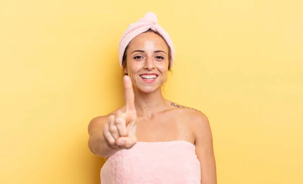 Pretty Woman Smiling Proudly Confidently Making Number One Shower Beauty — Foto Stock