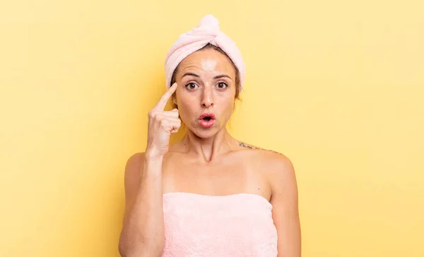 Pretty Woman Looking Surprised Realizing New Thought Idea Concept Shower — Foto Stock