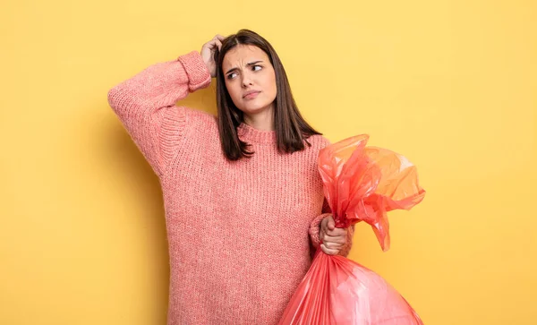 Pretty Woman Feeling Puzzled Confused Scratching Head Trash Bag Concept — Foto Stock