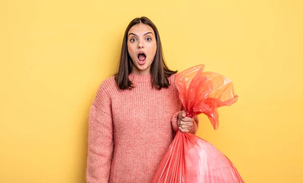 Pretty Woman Looking Very Shocked Surprised Trash Bag Concept — Φωτογραφία Αρχείου